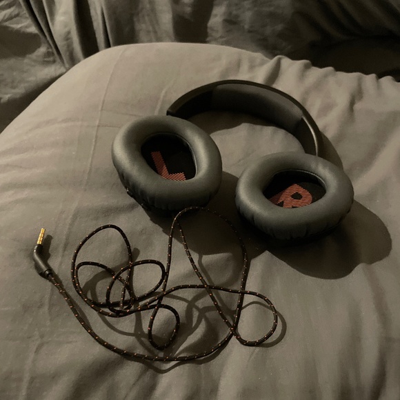 A headset - Picture 1 of 1